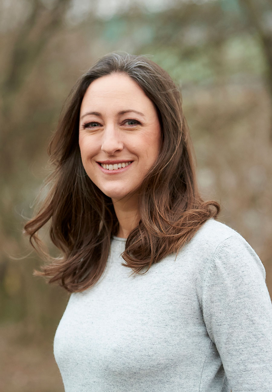 Catarina Tost Kursleiterin beim Bogenschießen